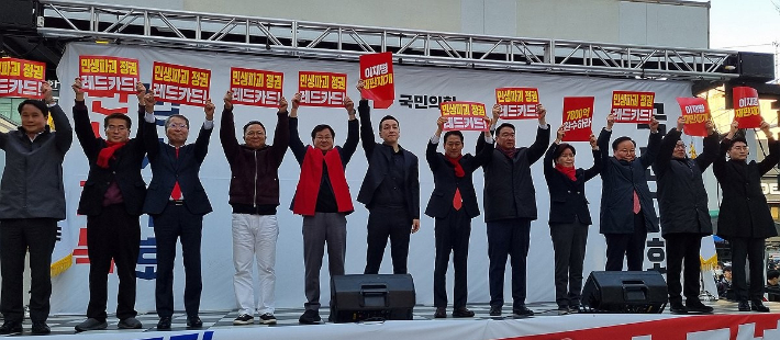 국민의힘 장동혁 대표가 29일 대전 중구 으능정이 거리에서 열린 '국민의힘 민생회복 법치수호 대전 국민대회'에서 최고위원, 시당위원장 등과 함께 구호를 외치고 있다. 연합뉴스