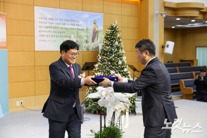 위임국장 백용주 목사가 박정호 목사에게 위임패를 전달하고 있다. 최화랑 기자