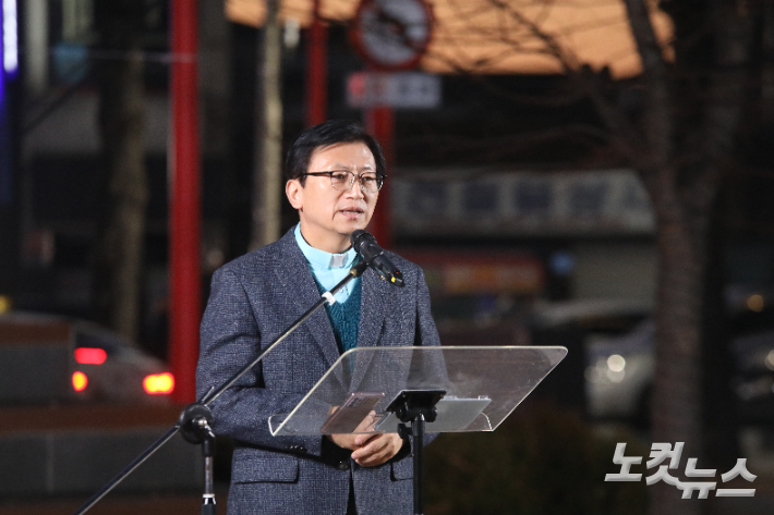 성탄트리 점등예배에서 설교를 전하는 정석동 목사. 최화랑 기자