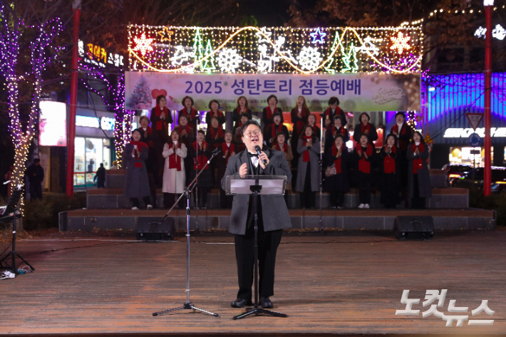 트리 점등식 후 송성호 목사와 전북CBS레이디스합창단이 함께 캐롤을 부르고 있다. 최화랑 기자