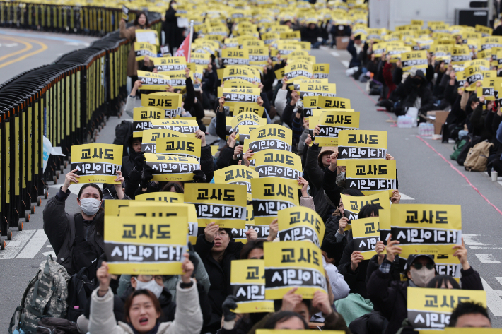 교사노동조합연맹 조합원들이 29일 서울 종로구 광화문광장 동십자각 인근에서 집회를 열고 교사 정당가입 허용을 촉구하고 있다. 연합뉴스