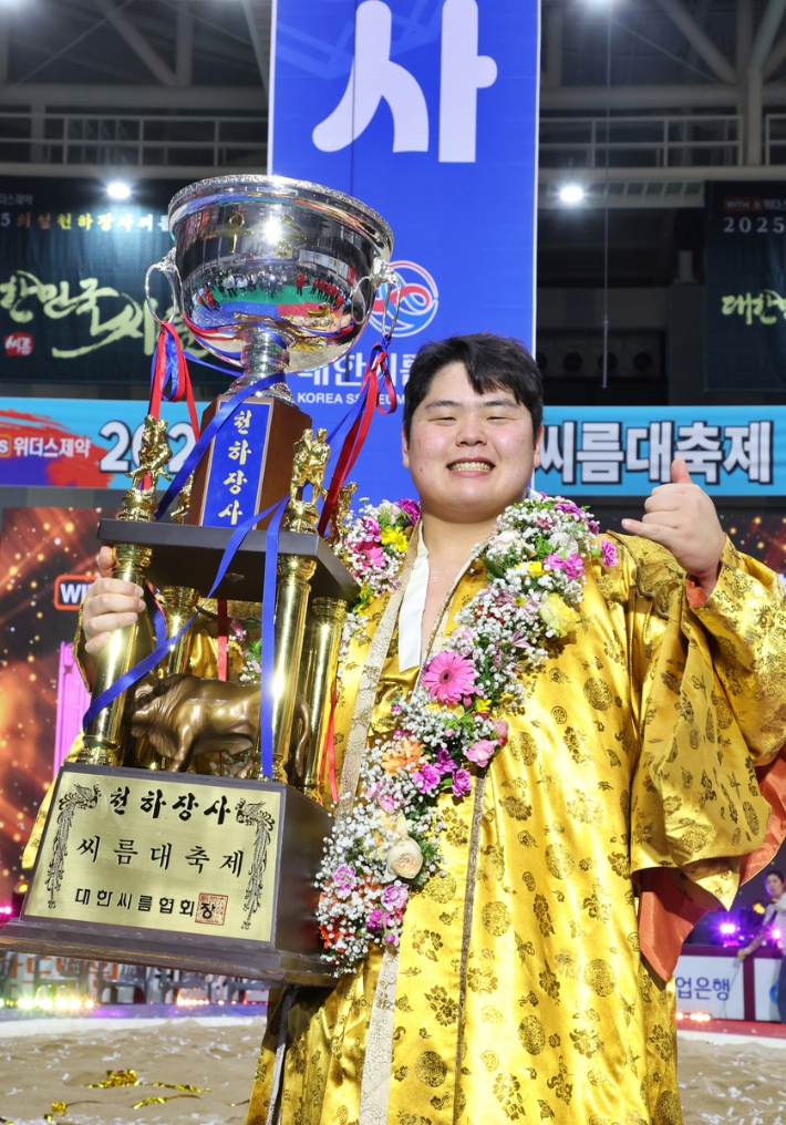 트로피를 들고 기뻐하는 김민재. 대한씨름협회 
