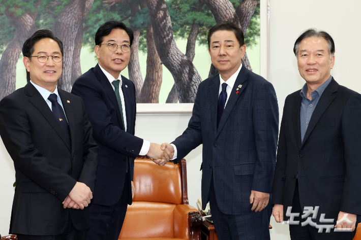 더불어민주당 김병기 원내대표와 국민의힘 송언석 원내대표가 28일 서울 여의도 국회 운영위원장실에서 회동을 하고 있다.(왼쪽부터 국민의힘 박수영 기획재정위원회 간사·송언석 원내대표, 더불어민주당 김병기 원내대표·정태호 기획재정위원회 간사) 윤창원 기자
