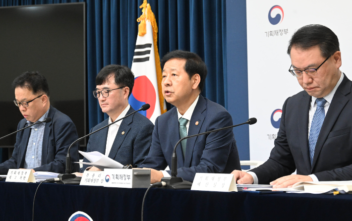 구윤철 경제부총리 겸 기획재정부 장관이 8월 28일 정부세종청사에서 중앙동에서 열린 '2026년 예산안 및 '25~'29년 국가재정운용계획' 상세브리핑에서 발표문을 낭독하고 있다. 기획재정부 제공