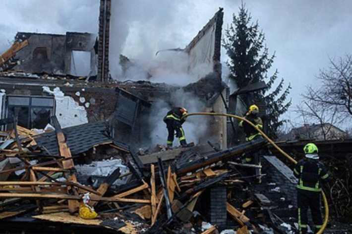 러시아의 드론에 파괴된 우크라이나 키이우의 주택에서 불을 끄고 있는 소방관들. 연합뉴스