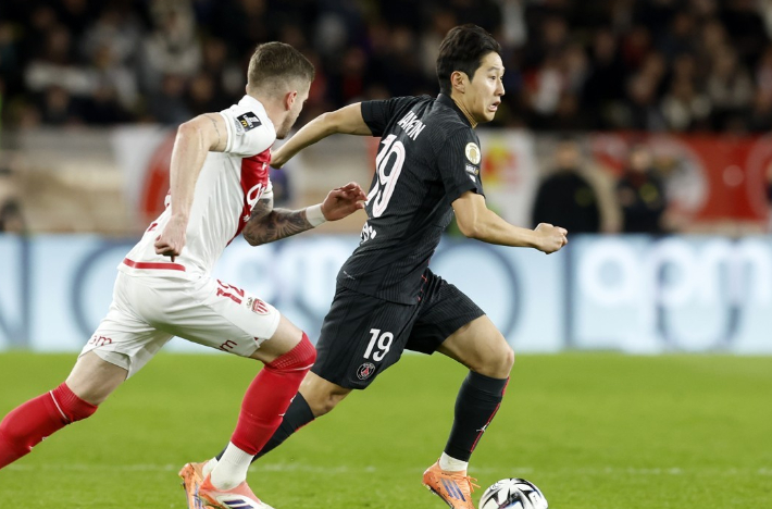 모나코와 경기에서 드리블하는 PSG 이강인(오른쪽). 연합뉴스