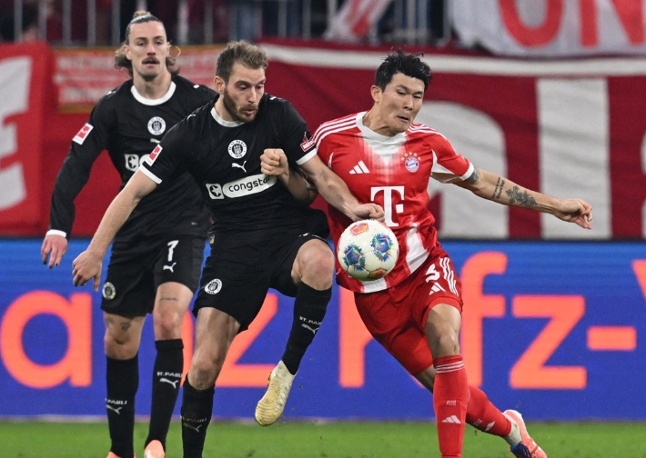 장크트 파울리전에서 경합하는 뮌헨의 김민재(오른쪽). 연합뉴스