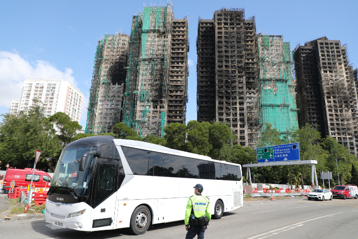 29일(현지시간) 대형 화재가 발생한 홍콩 북부 타이포 아파트 단지 '웡 푹 코트'의 모습.  연합뉴스