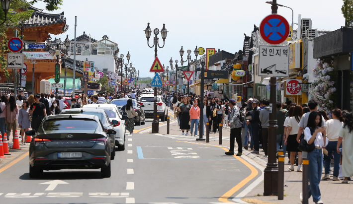 경주 황리단길을 찾은 관광객들로 거리가 북적이고 있다. 경주시 제공