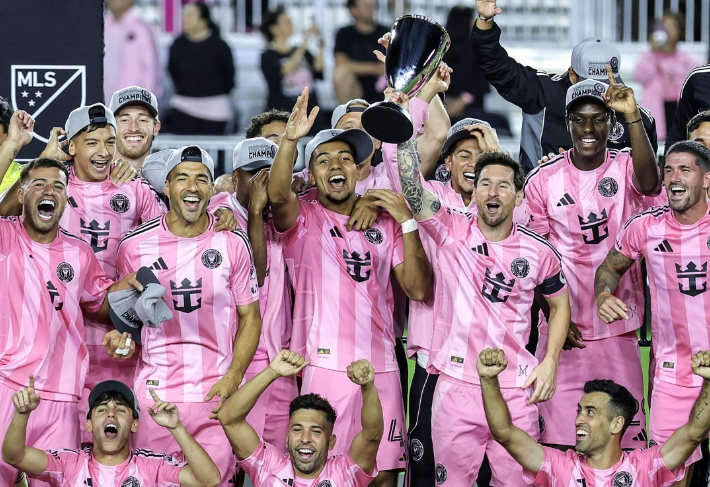 승리의 기쁨을 나누는 마이애미 선수들. 연합뉴스