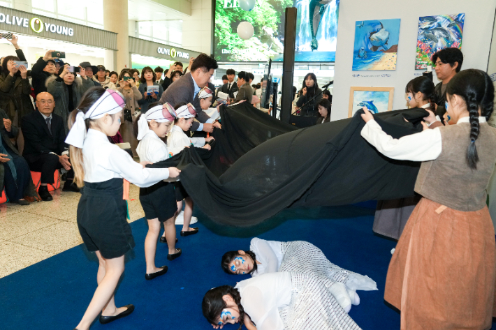 지난 29일 제주국제공항 3번 게이트에서 열린 '남방큰돌고래 생태법인 서포터즈의 날' 개막식. 제주도 제공