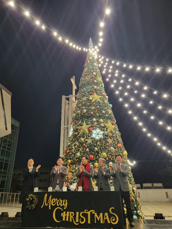 지난 29일 제주성안교회 앞마당에서 개막한 '2025 제주 크리스마스 빌리지'. 박정섭 기자