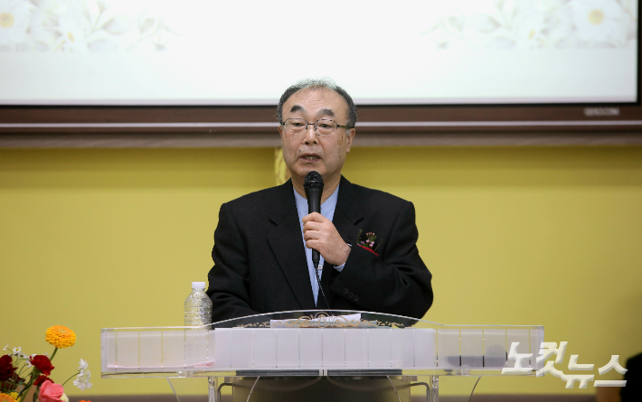 원로목사 추대를 마친 뒤 최창의 목사가 감사의 마음을 전하고 있다. 최화랑 기자