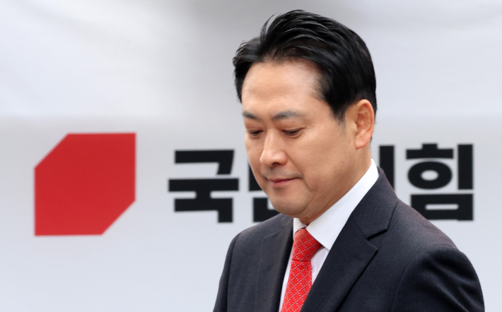 국민의힘 장동혁 대표가 30일 강원 춘천시청 인근에서 열린 민생회복 법치수호 국민대회에서 발언하기 위해 단상에 오르고 있다. 연합뉴스