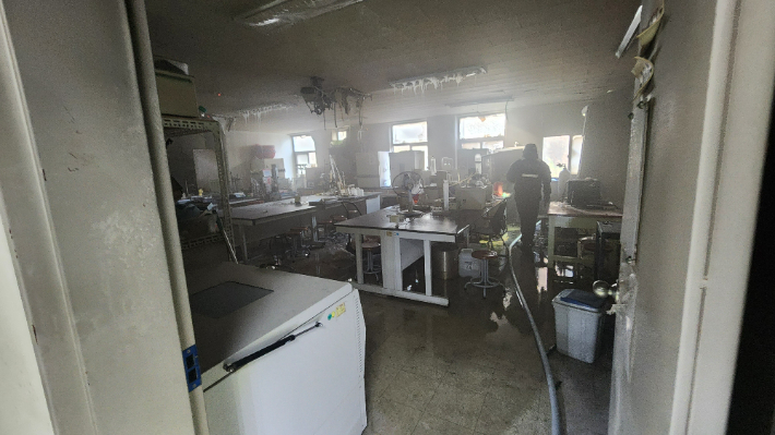 30일 부산 남구의 한 대학교 건물 실험실에서 불이 나 내부가 검게 그을렸다. 부산소방재난본부 제공 