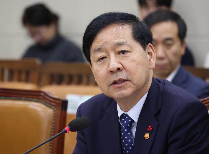 구윤철 부총리 겸 기획재정부 장관이 30일 국회에서 열린 기재위 전체 회의에서 의원 질의에 답하고 있다. 연합뉴스
