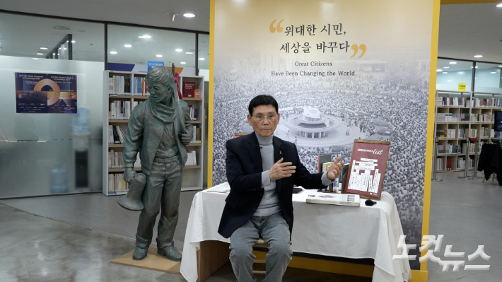 25일 광주광역시 서구 5·18기념재단 오월기억저장소에서 전 사진기자 나경택(77)씨가 당시 5월 광주의 참상을 말하고 있다. 남성경 크리에이터 