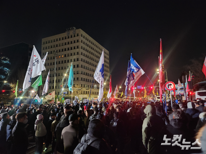 12·3 비상계엄이 선포된 직후 다음 날 새벽까지 국회 앞을 채웠던 시민들의 모습. 김수정 기자