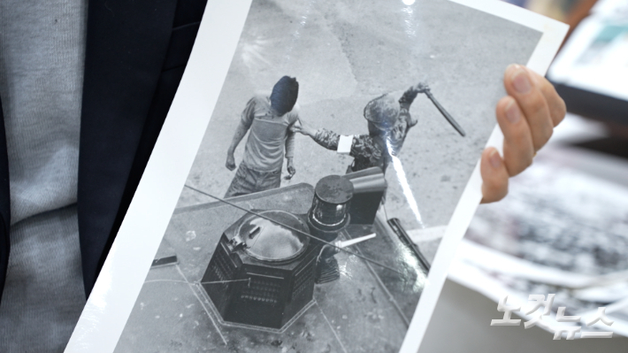 전 사진기자 나경택씨가 직접 찍은 1980년 5월 광주의 사진. 젊은 청년이 곤봉을 든 계엄군에 붙잡혀 폭행을 당하는 모습.