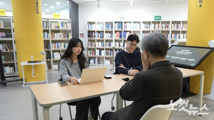 25일 광주광역시 서구 5·18기념재단 오월기억저장소에서 당시 전남대학교 사범대학 총학생회장 신분으로 계엄군에 체포됐던 위경종(66)씨를 만났다. 남성경 크리에이터