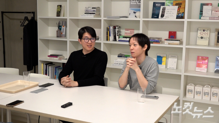 21일 서울 마포구에서 계엄 직후 국회로 달려갔던 시민 배강훈(30)씨와 김철규(26)씨가 당시 상황을 설명하고 있다. 남성경 크리에이터