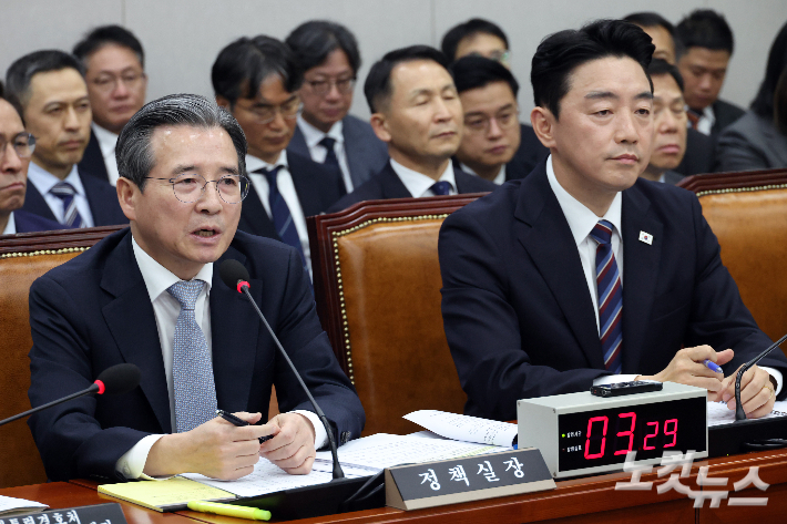 김용범 대통령실 정책실장과 강훈식 비서실장이 지난달 6일 서울 서울 여의도 국회에서 열린 운영위원회의 대통령비서실 등에 대한 국정감사에서 의원 질의에 답변을 하고 있다. 윤창원 기자