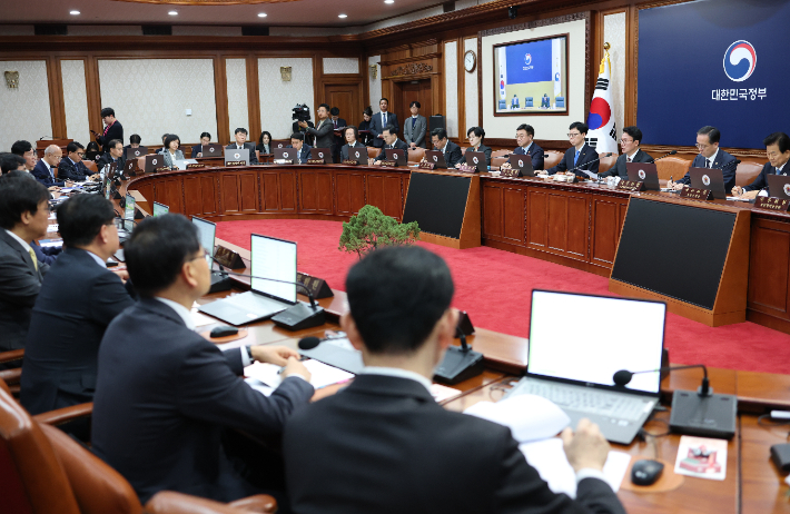 지난달 25일 정부서울청사에서 국무회의가 열리고 있다. 연합뉴스