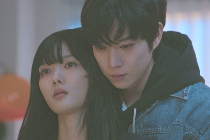 배우 김영대는 작품 반응에 대해 "평소 반응을 자주 보지는 않지만, 제가 느끼며 연기했던 감정에 공감해 주는 댓글을 봤다"며 "김영대라는 이름보다 윤준서로 기억해 주시는 것이 더 좋다"고 밝혔다. 티빙 제공