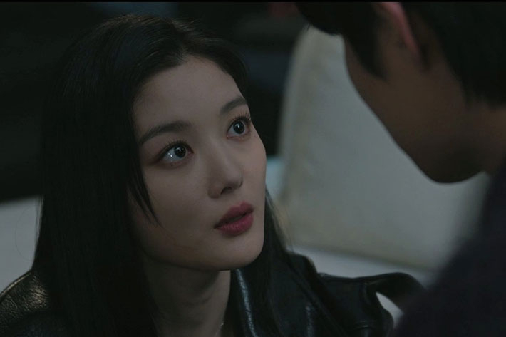 티빙 시리즈 '친애하는 X'는 동명 인기 웹툰을 원작으로, 가장 높은 곳으로 올라가기 위해 가면을 쓴 톱배우 백아진(김유정)에게 잔혹하게 짓밟힌 X들의 이야기를 다룬다. 김유정의 파격적인 모습으로 작품 공개 전부터 화제가 됐다. 티빙 제공