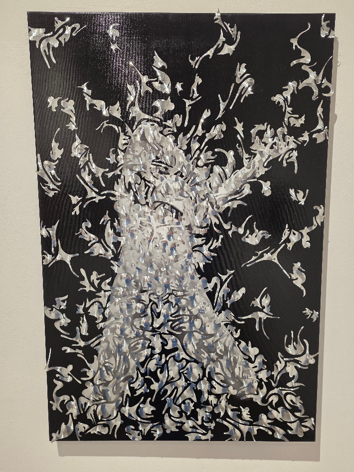 장인희, 'What do you C_001', Hand-cut mirror PET fi lm and mixed media on canvas, 76.3 × 50.5 cm (2025). 곽인숙 기자