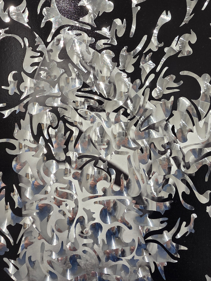 장인희, 'What do you C_001', Hand-cut mirror PET fi lm and mixed media on canvas, 76.3 × 50.5 cm (2025).를 확대한 모습. 조각마다 관람자의 모습이 각각 나타난다. 곽인숙 기자