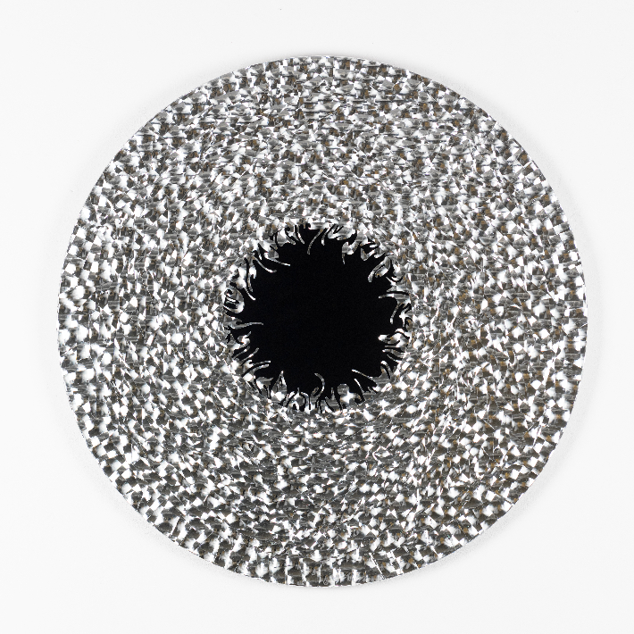 장인희, 'The hole 2511', Hand-cut mirror PET fi lm and mixed media on canvas, Dia 85 cm(2025). 금산갤러리 제공