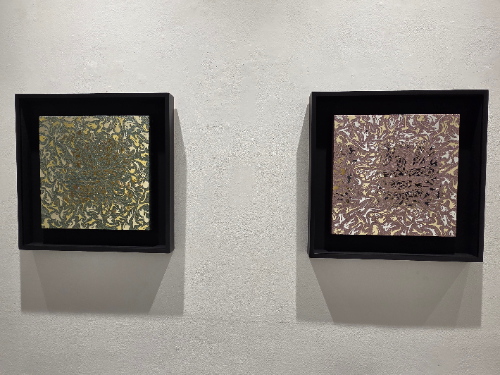 장인희, '복 001', Hand-cut mirror PET fi lm and mixed media on canvas, 30 × 30 cm(2025)과 '꽃 001', Hand-cut mirror PET fi lm and mixed media on canvas, 30 × 30 cm(2025). 곽인숙 기자 