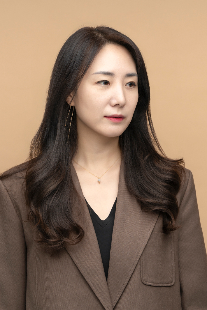 반짝이는 조형 속에서 시간의 결을 그려내는 장인희 작가의 개인전 'Serenity in Splendor'가 서울 중구 소공로 금산갤러리(대표:황달성)에서 12일까지 열린다. 작가 제공