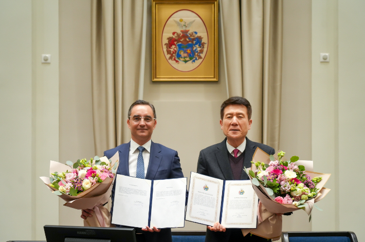 포항시는 지난 28일(현지시간) 헝가리 제2의 도시 데브레첸시와 배터리 산업을 중심으로 한 미래 신산업 협력 및 인재·문화 교류 확대를 위한 우호교류 협약(MOU)을 체결했다. 포항시 제공