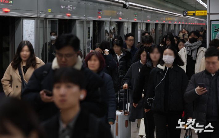 서울 지하철 1호선~8호선을 운영하는 서울교통공사 노조가 준법운행에 들어간 1일 오전 서울 종로구 광화문역에서 시민들이 지하철을 이용해 출근길을 서두르고 있다.