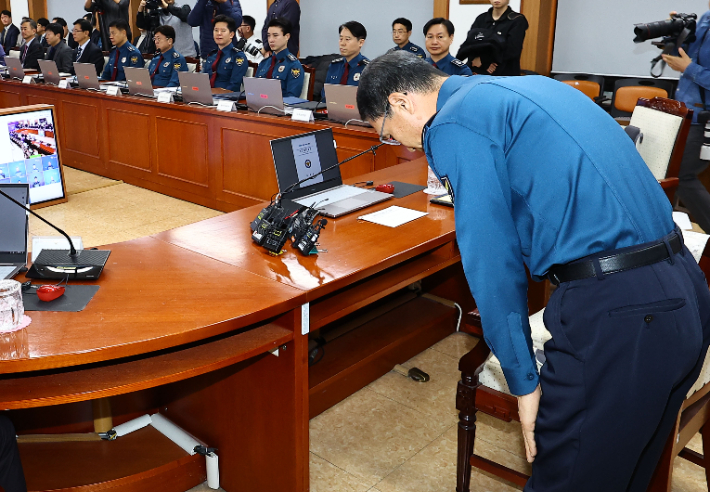 유재성 경찰청장 직무대행이 1일 서울 서대문구 경찰청에서 전국 경찰 지휘부 화상회의를 주재하며 12·3 비상계엄 당시 국회 출입을 통제한 경찰의 행위에 대해 대국민 사과를 하고 있다. 연합뉴스