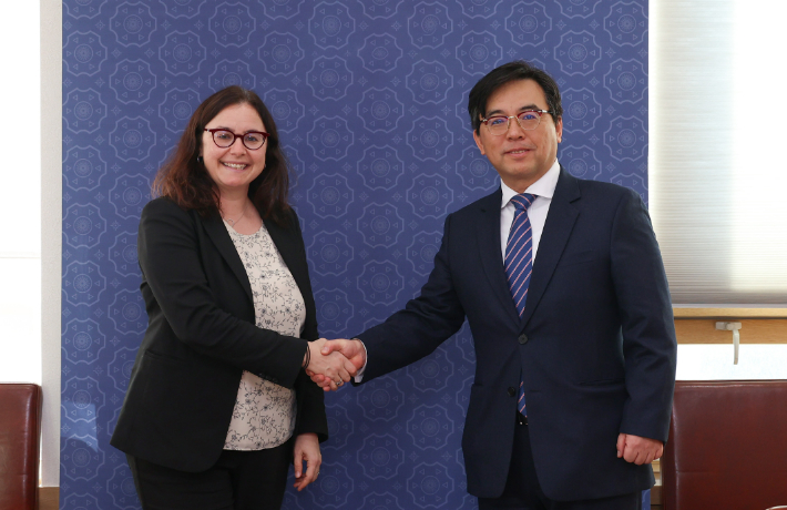 박정성 산업통상부 통상차관보가 1일 서울 외교부 접견실에서 알렉산드라 도스탈(Alexandra Dostal) 캐나다 산업부 선임차관보와 면담을 가졌다. 산업통상부 제공