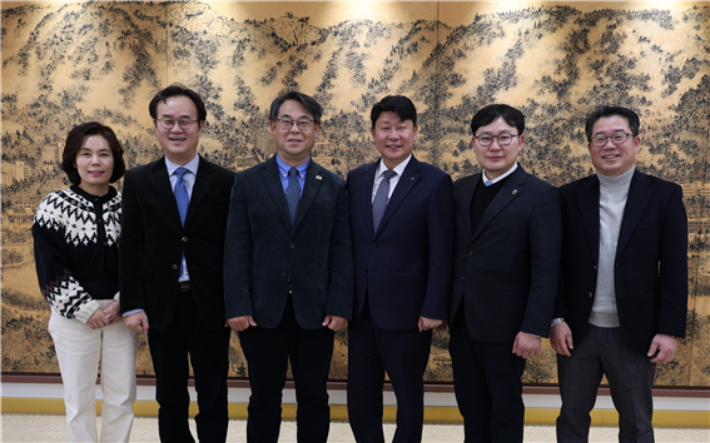 지난 27일 국립창원대 본관 총장실에서 '동남권 최대 AI혁신대학 CWNU GAST-AI 추진현황'을 주제로 박민원 총장, 이희두 창원대 국책사업추진단장, 박세용 총장비서실장, 박대조 대통령 직속 국가인공지능전략위원회 자문위원, 경남도의원 출신인 김성훈 인제대학교 산학협력단 특임교수 등이 간담회를 마치고 기념촬영을 하고 있다. 국립창원대 제공