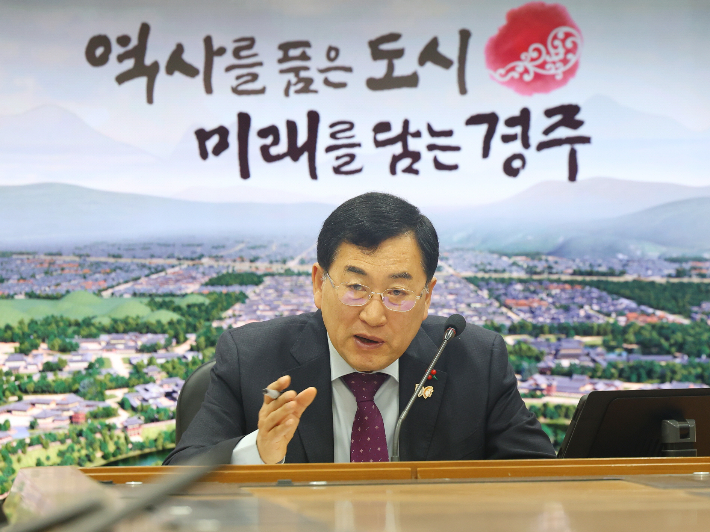 주낙영 경주시장이 국·소·본부장회의를 주재하며 연말연시 주요 현안과 동절기 대비 대책을 점검하고 있다. 경주시 제공