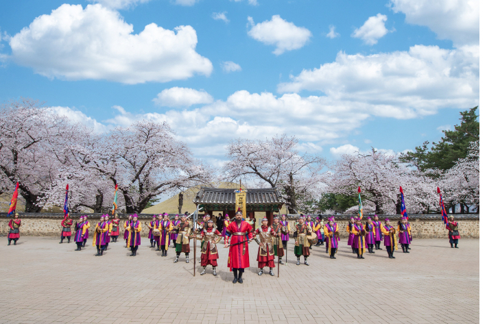 신라고취대가 지난해 3월 벚꽃시즌을 맞아 분황사에서 야외 특별공연을 펼치고 있다. 경주시 제공