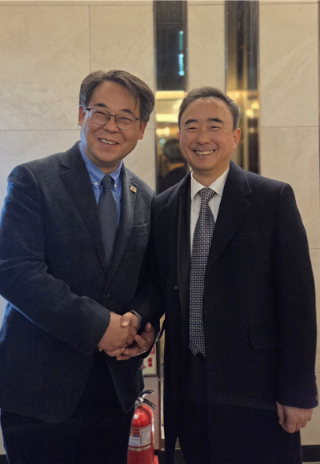 대통령직속 국가AI전략위원회 자문위원인 박대조 인제대 산학협력단 특임교수(사진 왼쪽)와 임문영 국가AI전략위원회 부위원장이 지난 달 28일 서울시 중구 그랜드센트럴타워에서 만나 부울경 AI산업 발전방향에 대해 논의했다. 박대조 자문위원 제공 