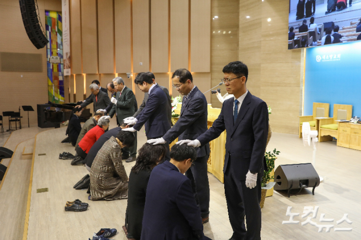 파송기도를 받는  GGM선교훈련원 1기 선교사들. 최화랑 기자