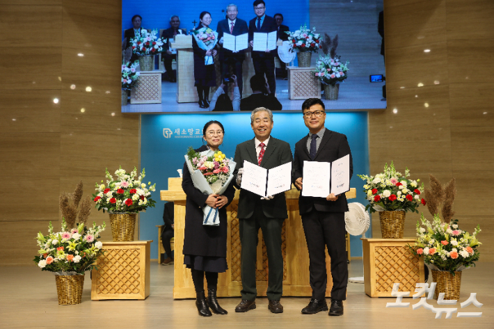 박종철 담임목사가 파송장을 전달하는 장면. 최화랑 기자