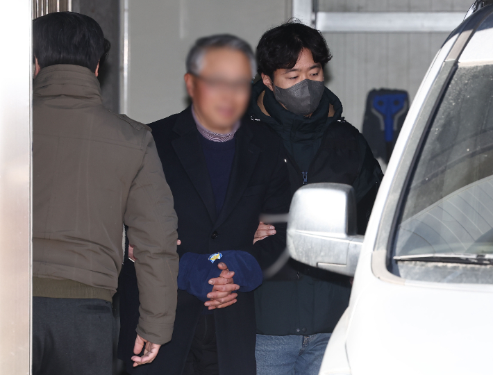 마포경찰서 나서는 사랑제일교회 '특임전도사' 윤모씨. 연합뉴스 