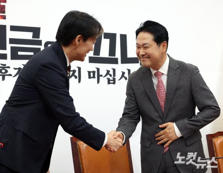 조국혁신당 조국 대표가 1일 오전 국민의힘 장동혁 대표를 예방, 악수를 하고 있다. 황진환 기자