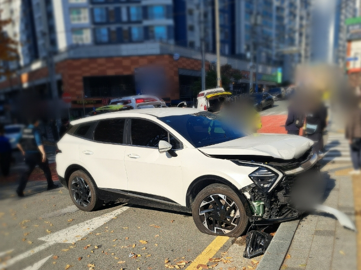 지난달 24일 부산 남구 우암동 한 아파트 앞 삼거리에서 SUV차량이 모녀를 덮쳐 7세 여아가 숨졌다. 부산경찰청 제공 