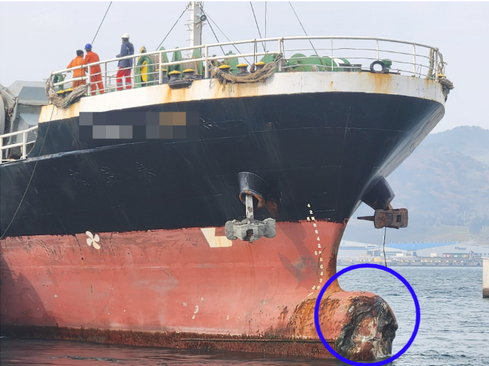 사고 선박 모습. 동그라미 친 구상선수 부분이 부두와 부딪혔다. 부산해양경찰서 제공