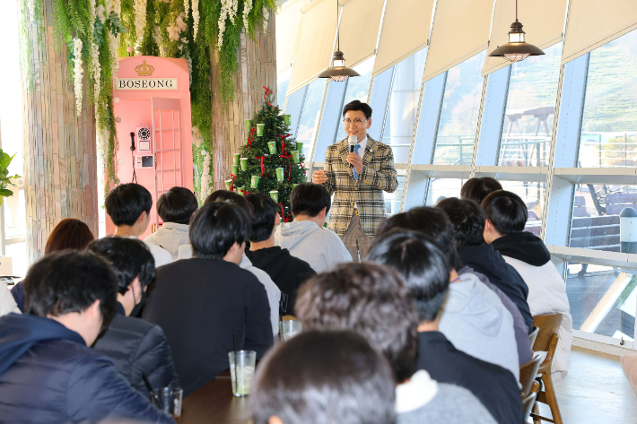 김철우 군수가 봇재에서 학생들에게 격려사를 하고 있다. 보성군 제공