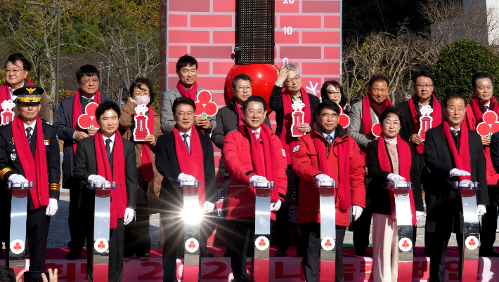 김영록 전라남도지사가 1일 전남도청 광장에서 열린 '희망 2026 나눔캠페인' 출범식 및 사랑의 온도탑 제막식에서 참석자들과 사랑의 온도 올리기 퍼포먼스를 하고 있다. 전라남도 제공